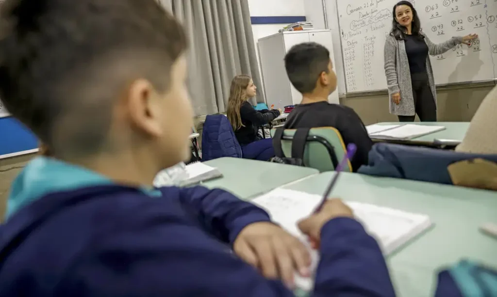 professor-brasileiro-perde-21%-do-tempo-de-aula-para-manter-disciplina
