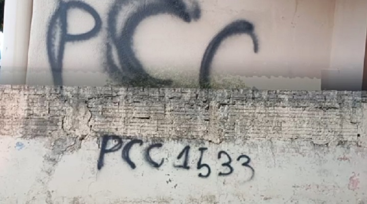 Jovem é detido após pichar sigla de facção criminosa na base da PM jovem-e-detido-apos-pichar-sigla-de-faccao-criminosa-na-base-da-pm