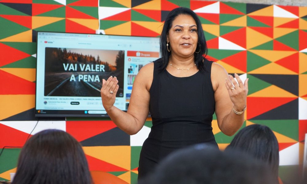 Secretária da Educação explica contrato de R$ 15 milhões na Câmara secretaria-da-educacao-explica-contrato-de-r$-15-milhoes-na-camara